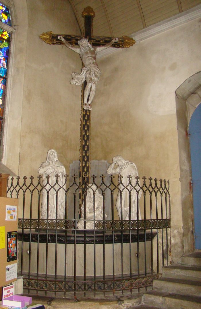 groupe sculpté, calvaire dit aux Sacrés-Coeurs avec sa clôture : Vierge, Saint Jean, Marie-Madeleine