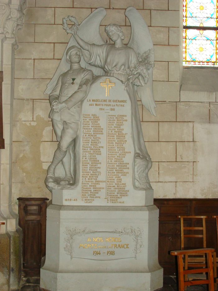 monument aux morts de 1914-1918 : L'ange de la reconnaissance couronnant un soldat - © Ministère de la Culture (France), Conservation des antiquités et objets d'art de Loire-Atlantique, tous droits réservés