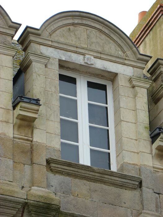 façade sur rue, détail d’une lucarne