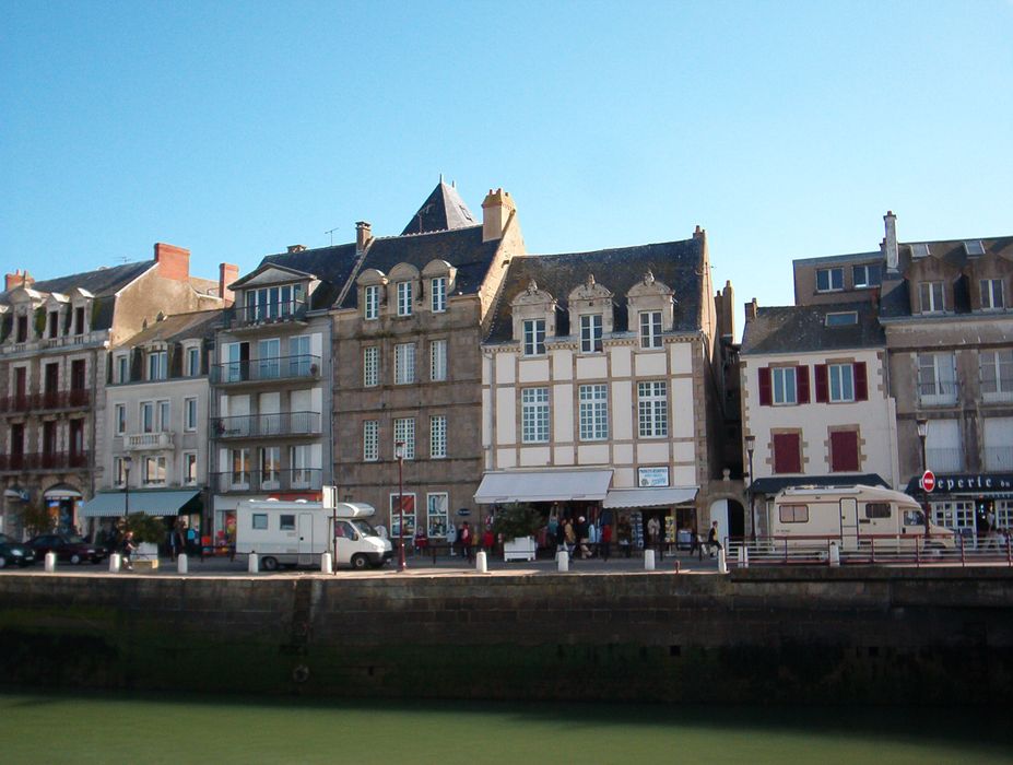 vue générale de la maison dans son environnement