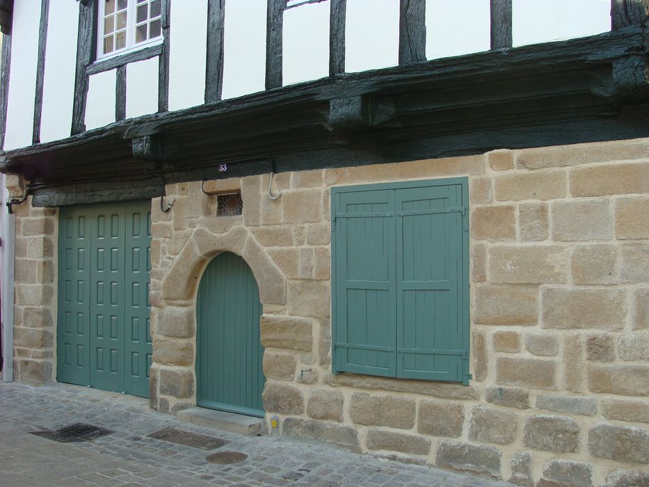 façade sur rue, vue partielle