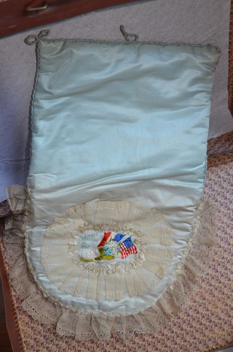 linge domestique : Coussin pour lit de bébé - © Ministère de la Culture (France), Conservation des antiquités et des objets de loire-Atlantique – Tous droits réservés 