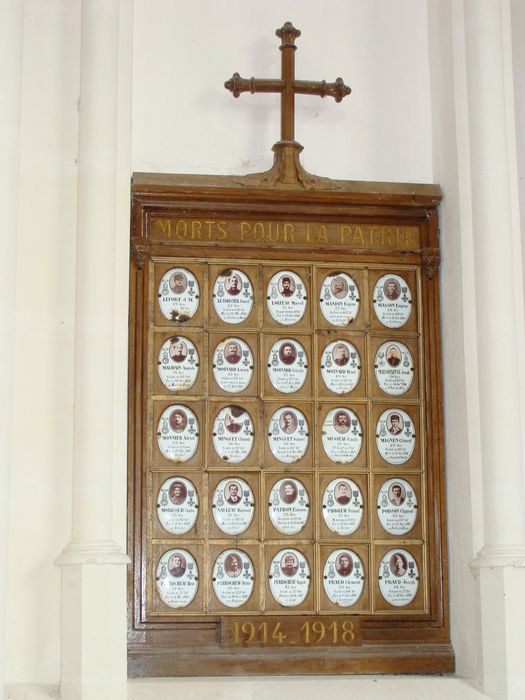 panneau formant tableau d'honneur : portraits en médaillon des soldats morts pour la France à Legé en 1914-1918 - © Ministère de la Culture (France), Conservation des antiquités et des objets de loire-Atlantique – Tous droits réservés 