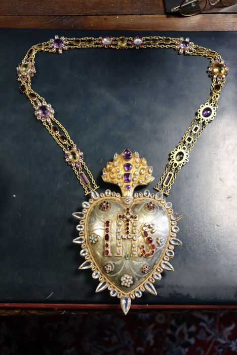 coeur ex-voto et son collier pour la statue du Sacré Coeur