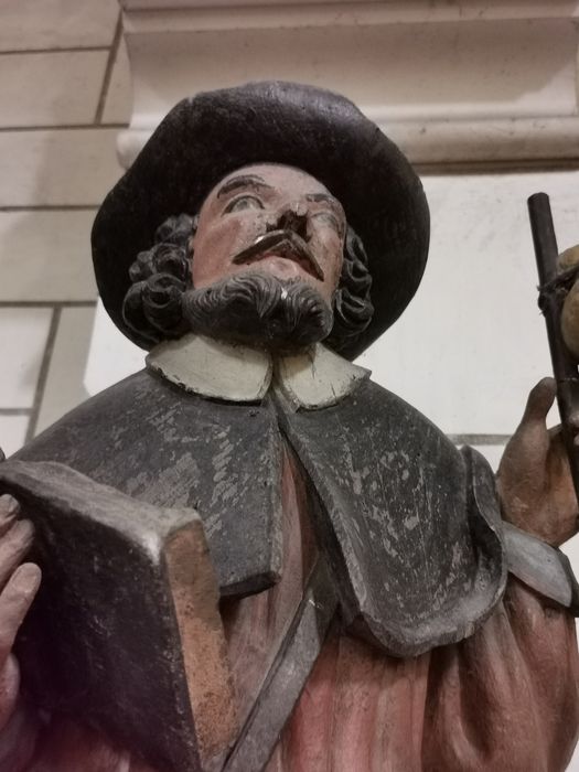 statue : Pélerin, vue partielle - © Ministère de la Culture (France), Conservation des antiquités et des objets d’art du Loiret – Tous droits réservés 