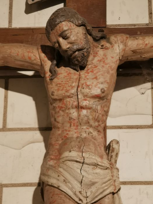 statue : Christ en croix, vue partielle - © Ministère de la Culture (France), Conservation des antiquités et des objets d’art du Loiret – Tous droits réservés