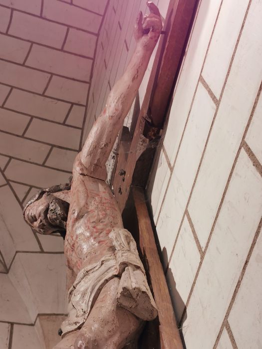 statue : Christ en croix, détail