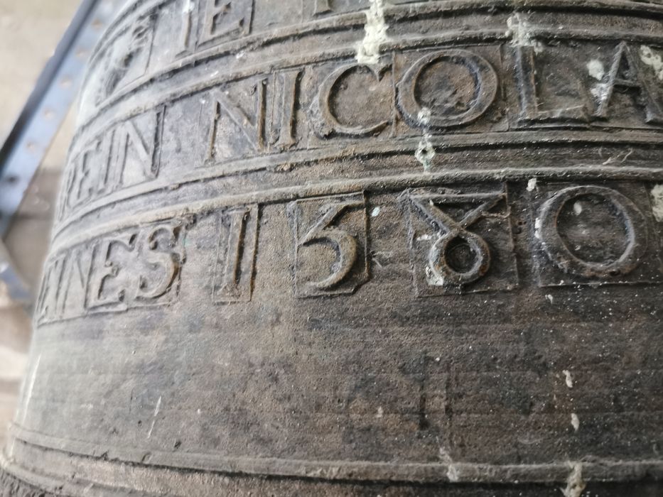 cloche, détail de l'inscription - © Ministère de la Culture (France), Conservation des antiquités et des objets d’art du Loiret – Tous droits réservés 