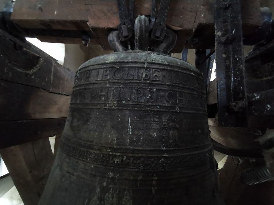 cloche, vue partielle - © Ministère de la Culture (France), Conservation des antiquités et des objets d’art du Loiret – Tous droits réservés 