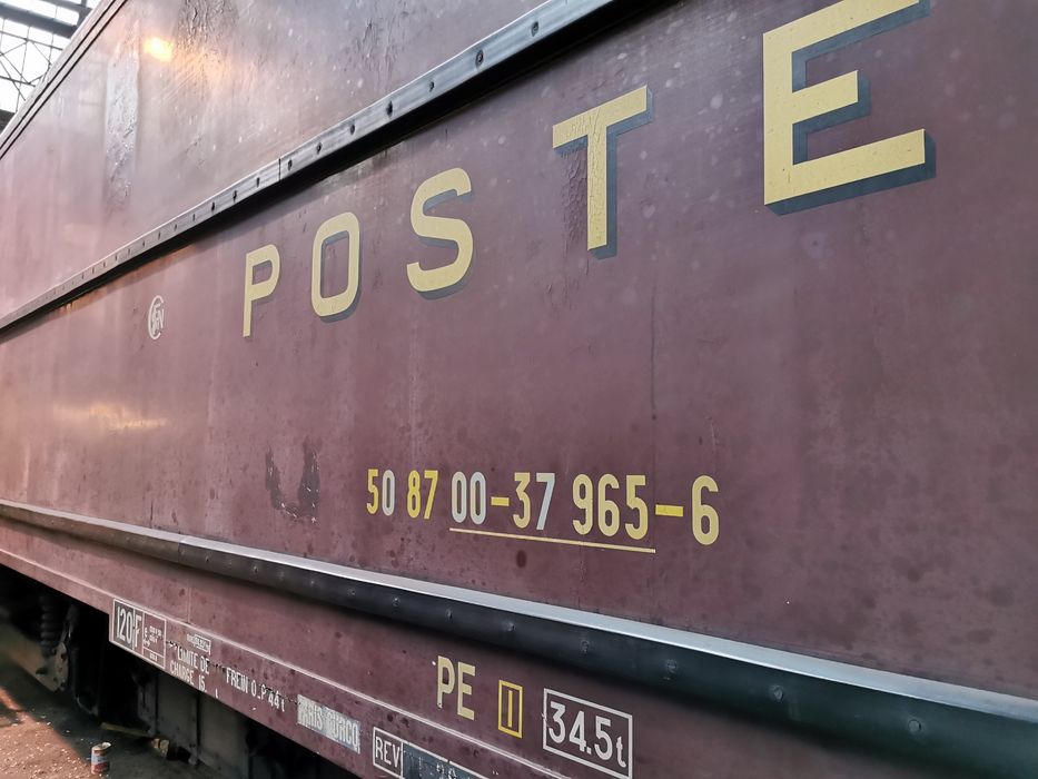 wagon : voiture mixte bureau-allège postale OCEM-FL, PE 695, détail des inscriptions