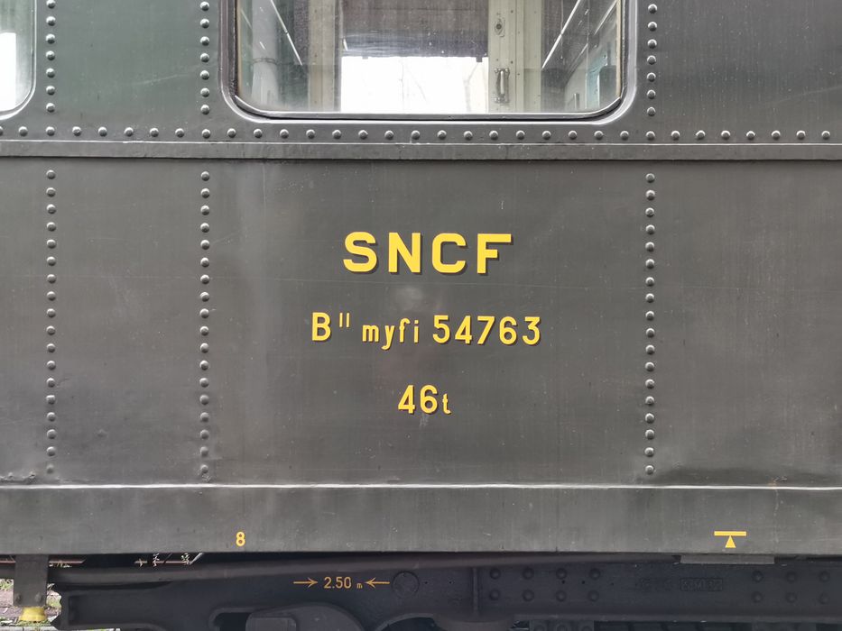 voiture à voyageurs à bogies, à voie normale, type Bacalan B11 50 87 21 37 527-4, détail de l'inscription - © Ministère de la Culture (France), Conservation des antiquités et des objets d’art du Loiret – Tous droits réservés 