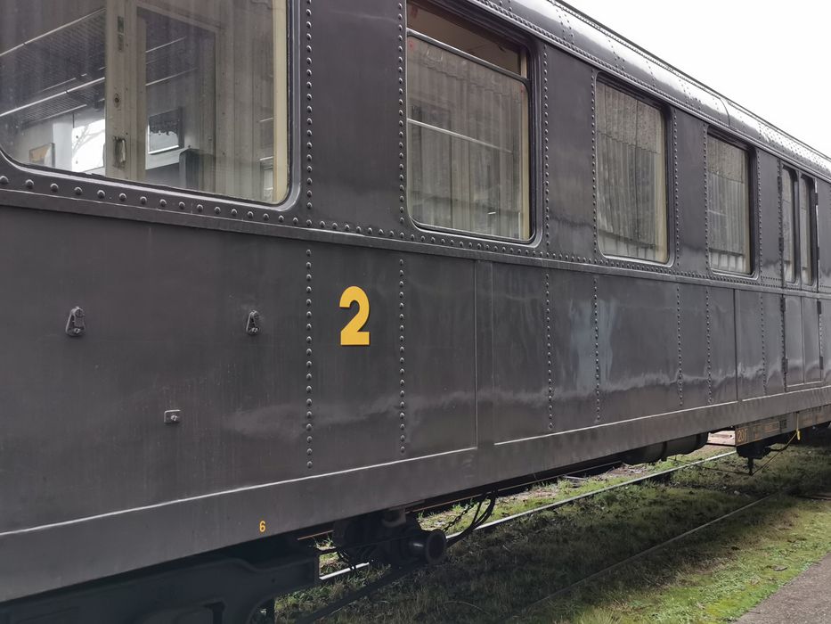 voiture à voyageurs à bogies, à voie normale, type Bacalan B11 50 87 21 37 527-4, vue partielle - © Ministère de la Culture (France), Conservation des antiquités et des objets d’art du Loiret – Tous droits réservés 