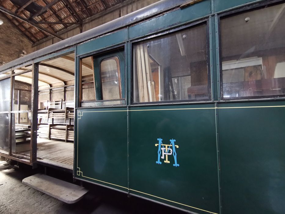 voiture à voyageurs type TPT, à bogies, à voie inférieure à 1 mètre, V6, vue partielle - © Ministère de la Culture (France), Conservation des antiquités et des objets d’art du Loiret – Tous droits réservés