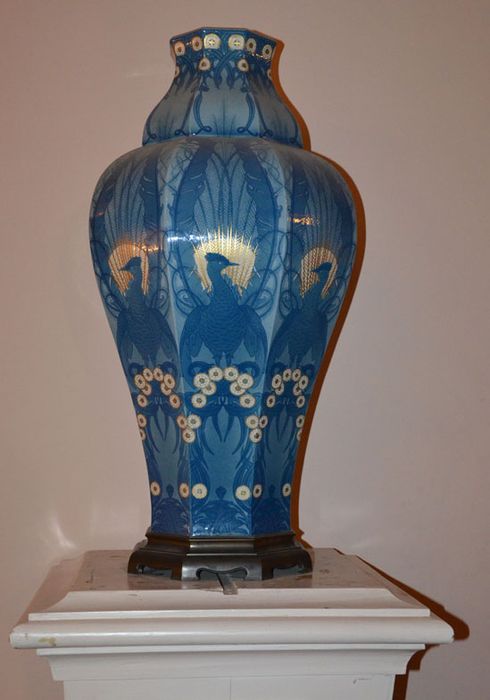 Paire de vases dits vases aux paons