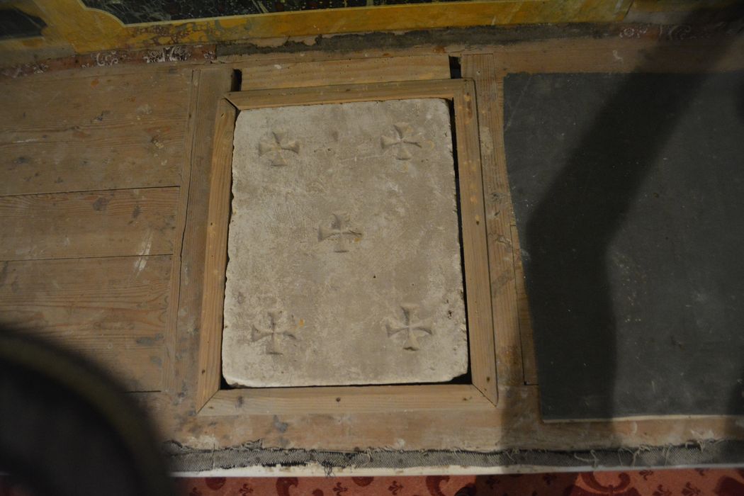 autel (maître-autel), détail de la pierre de consécration