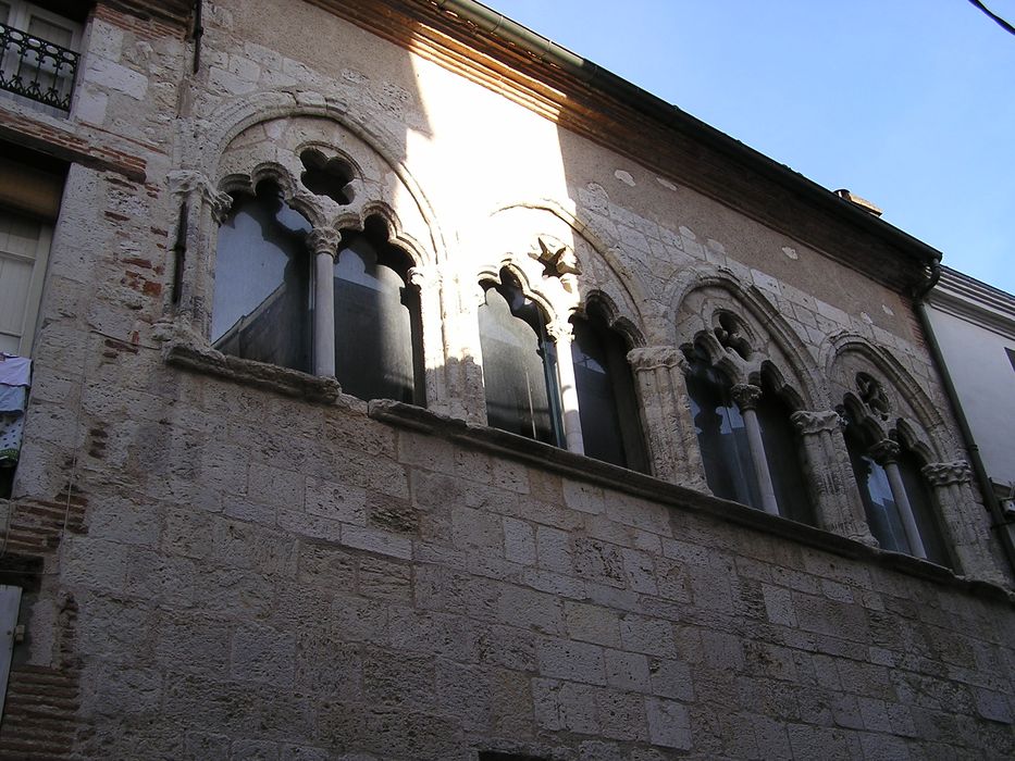 façade sur rue, vue partielle