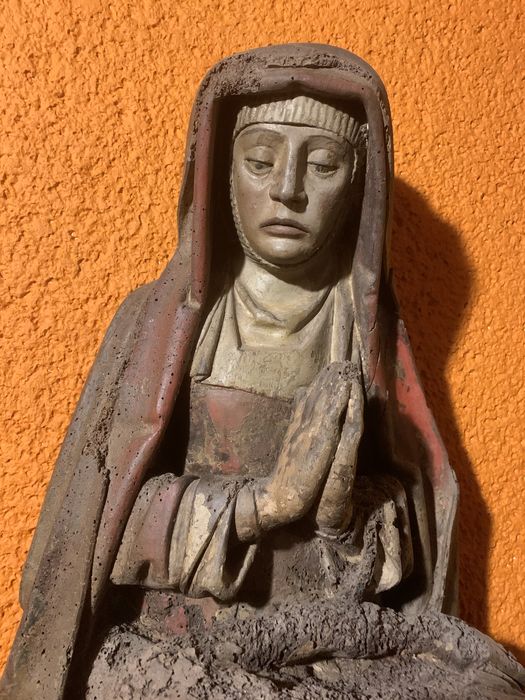 groupe sculpté : Vierge de Pitié, vue partielle