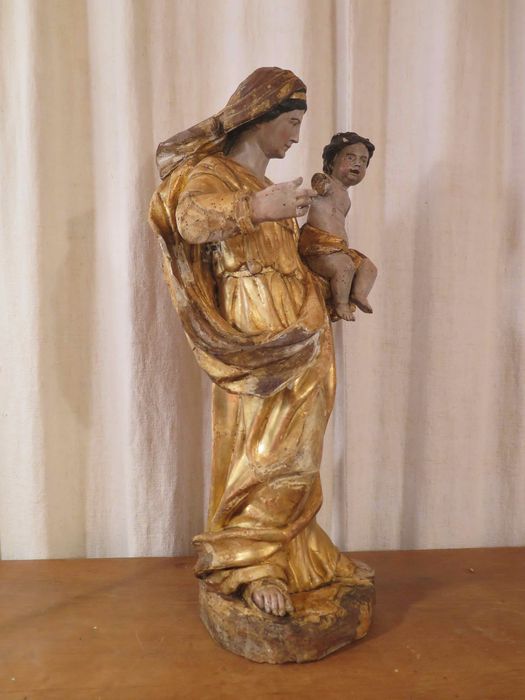 statue : Vierge à l'Enfant, profil droit