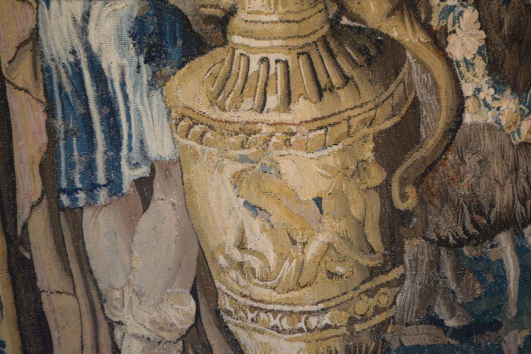 tenture d’Aubusson Scènes de l’histoire d’Achille : Polyxène conduite par Hélène au tombeau d'Achille, détail