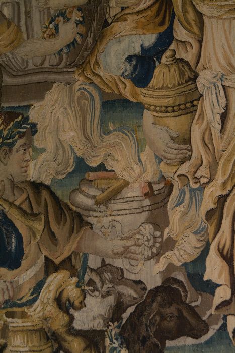 tenture d’Aubusson Scènes de l’histoire d’Achille : Polyxène conduite par Hélène au tombeau d'Achille, détail