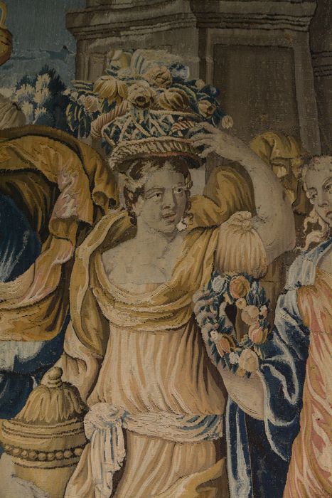 tenture d’Aubusson Scènes de l’histoire d’Achille : Polyxène conduite par Hélène au tombeau d'Achille, détail