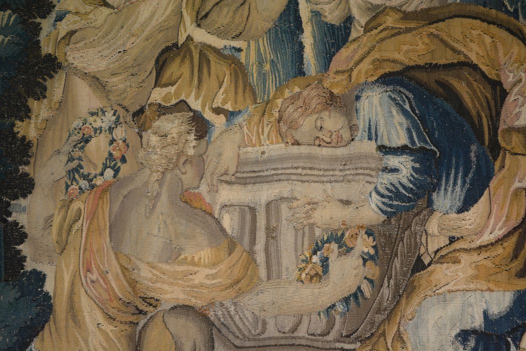 tenture d’Aubusson Scènes de l’histoire d’Achille : Polyxène conduite par Hélène au tombeau d'Achille, détail