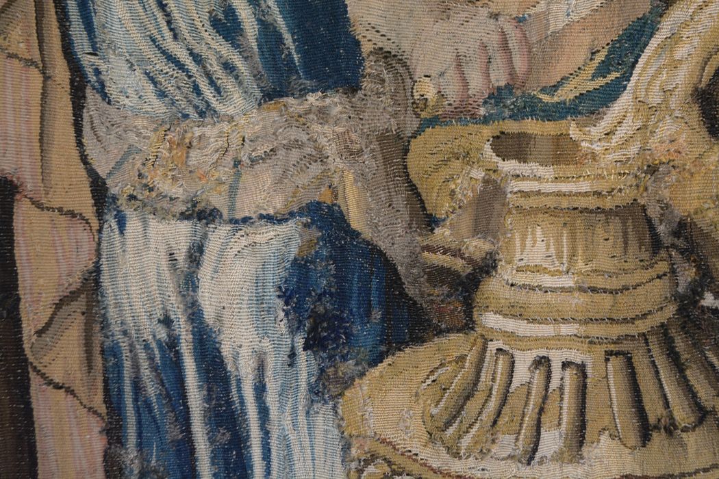 tenture d’Aubusson Scènes de l’histoire d’Achille : Polyxène conduite par Hélène au tombeau d'Achille, détail