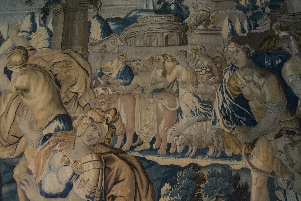tenture d’Aubusson Scènes de l’histoire d’Achille : Polyxène conduite par Hélène au tombeau d'Achille, détail