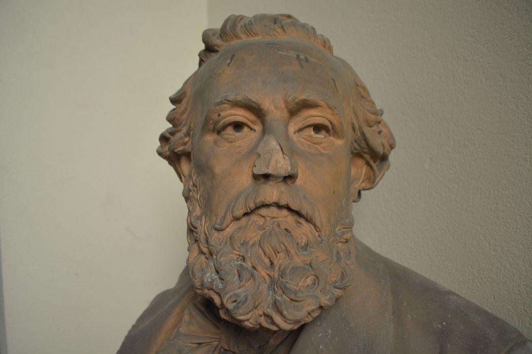 sculpture : portrait en buste de Léon Gambetta, vue partielle