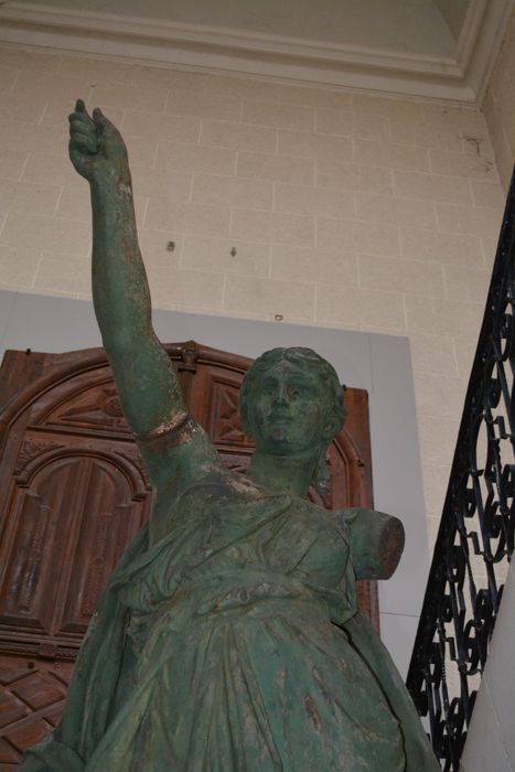 sculpture : statue allégorique de la Paix, vue partielle