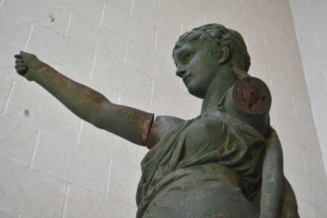 sculpture : statue allégorique de la Paix, vue partielle
