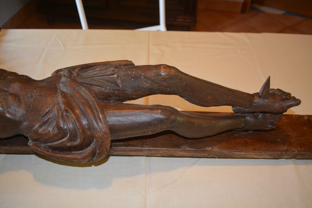 statue : Christ en croix, détail