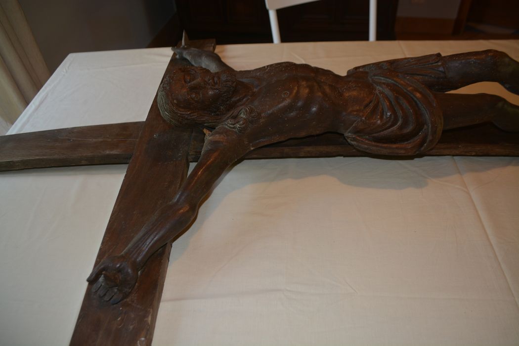 statue : Christ en croix, vue partielle