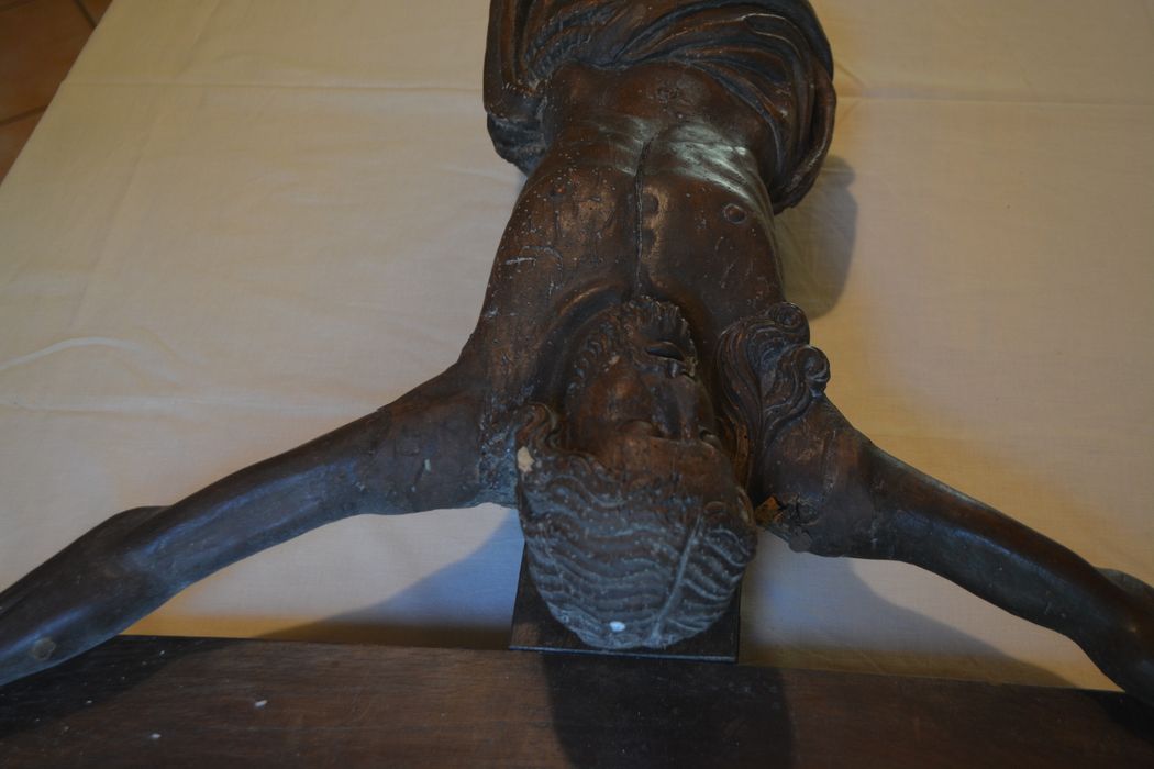 statue : Christ en croix, vue partielle