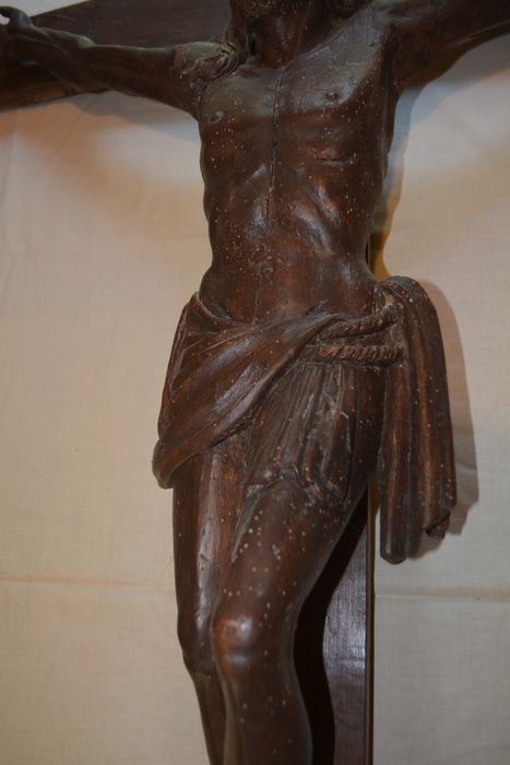 statue : Christ en croix, vue partielle