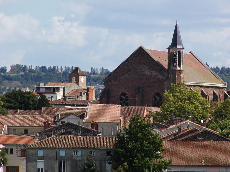 vue partielle de l’église dans son environnement depuis le Nord-Ouest