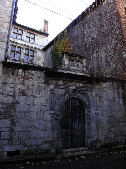 portail d’accès à la cour intérieure sur la rue des Juifs