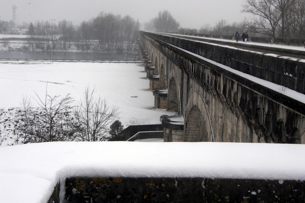 vue partielle du pont-canal depuis la rive droite de la Garonne