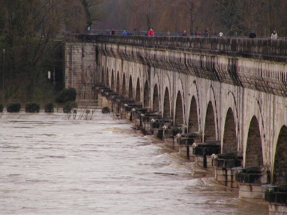 vue partielle du pont-canal depuis la rive droite de la Garonne