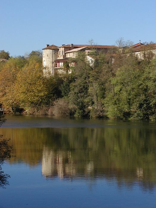 vue partielle de l’abbaye dans son environnement depuis l’aval