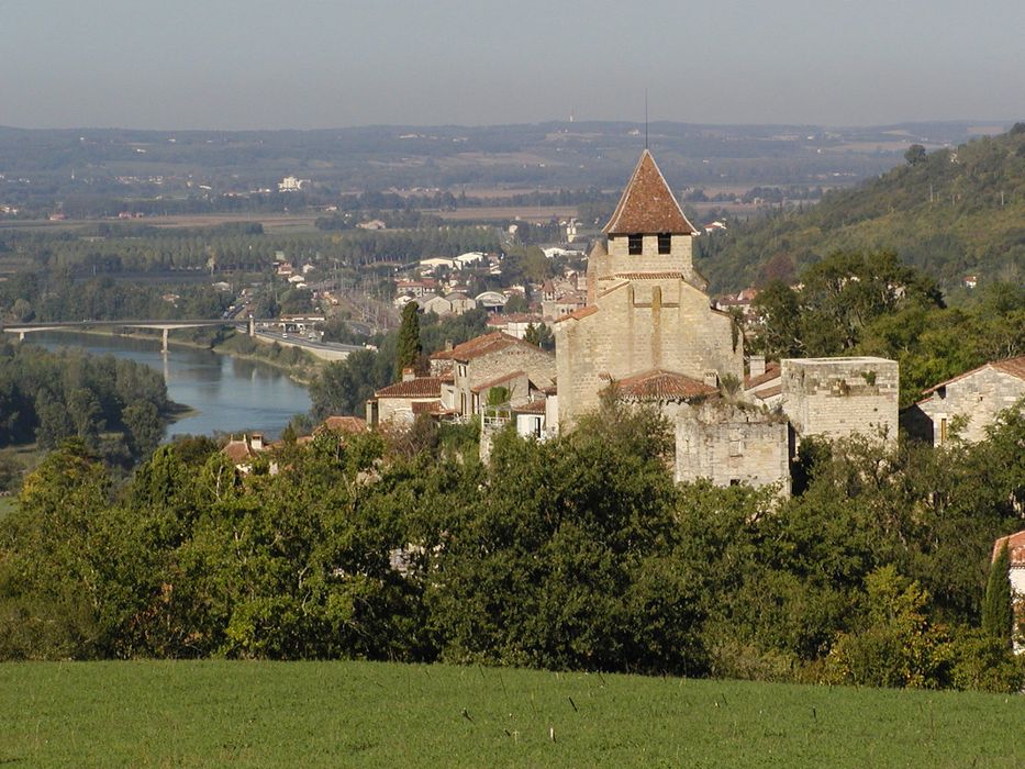 vue partielle de l’église dans son environnement depuis l’Est