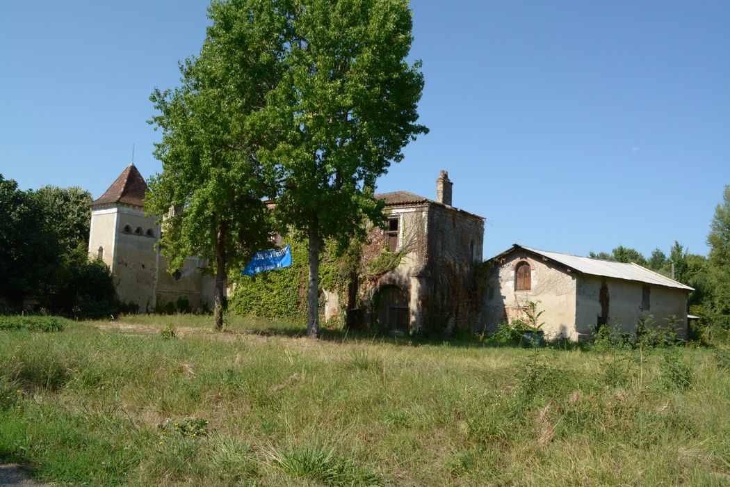 vue partielle des bâtiments dans leur environnement