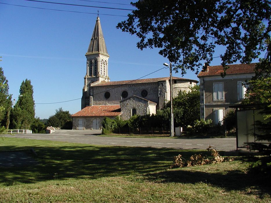 vue partielle de l’église dans son environnement depuis le Sud-Est