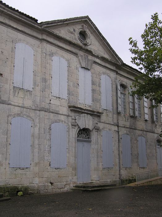 Ancien château, actuellement mairie-école