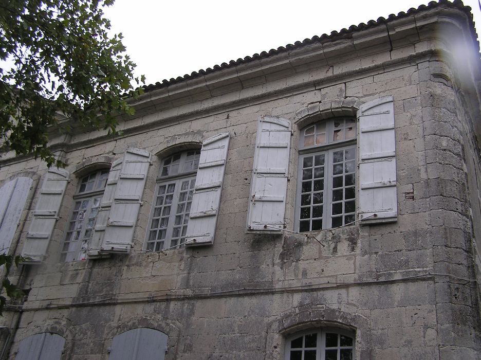 façade antérieure, vue partielle