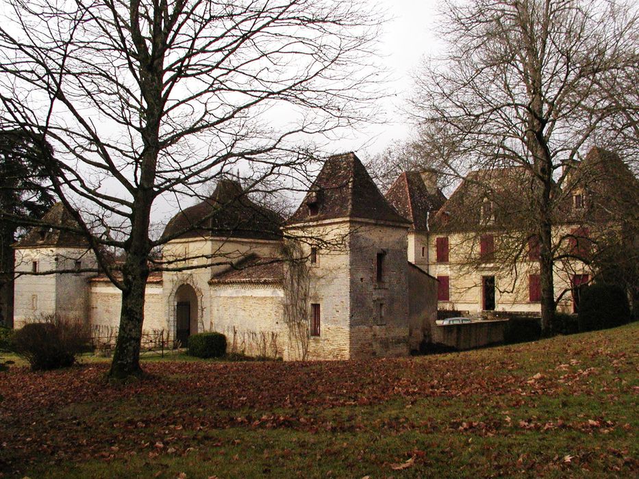 vue partielle du château dans son environnement depuis l’Est