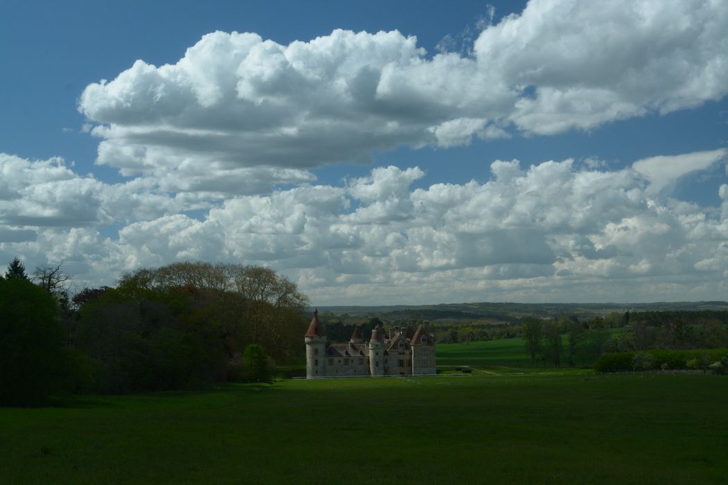 vue générale du château dans son environnement depuis l’Est