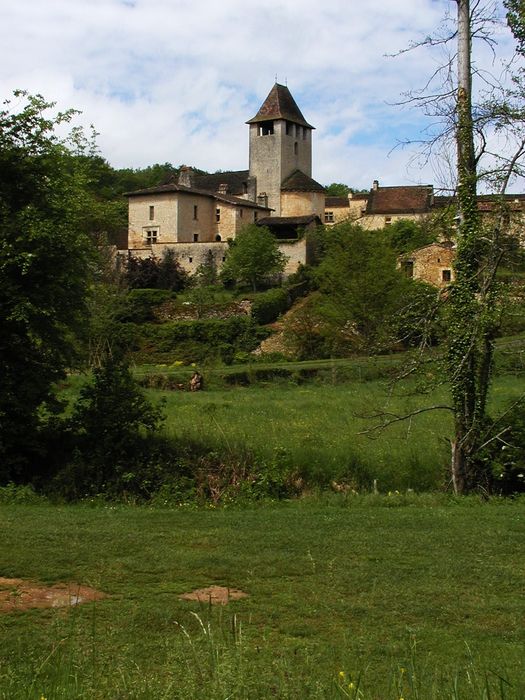 vue partielle de l’église dans son environnement depuis le Sud-Est