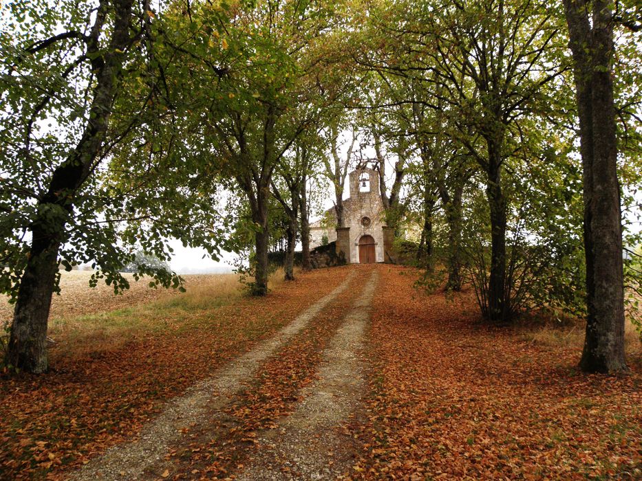 allée d’accès est