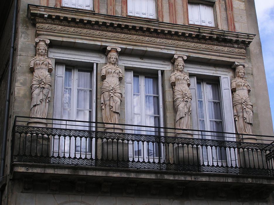 façade sur rue, vue partielle